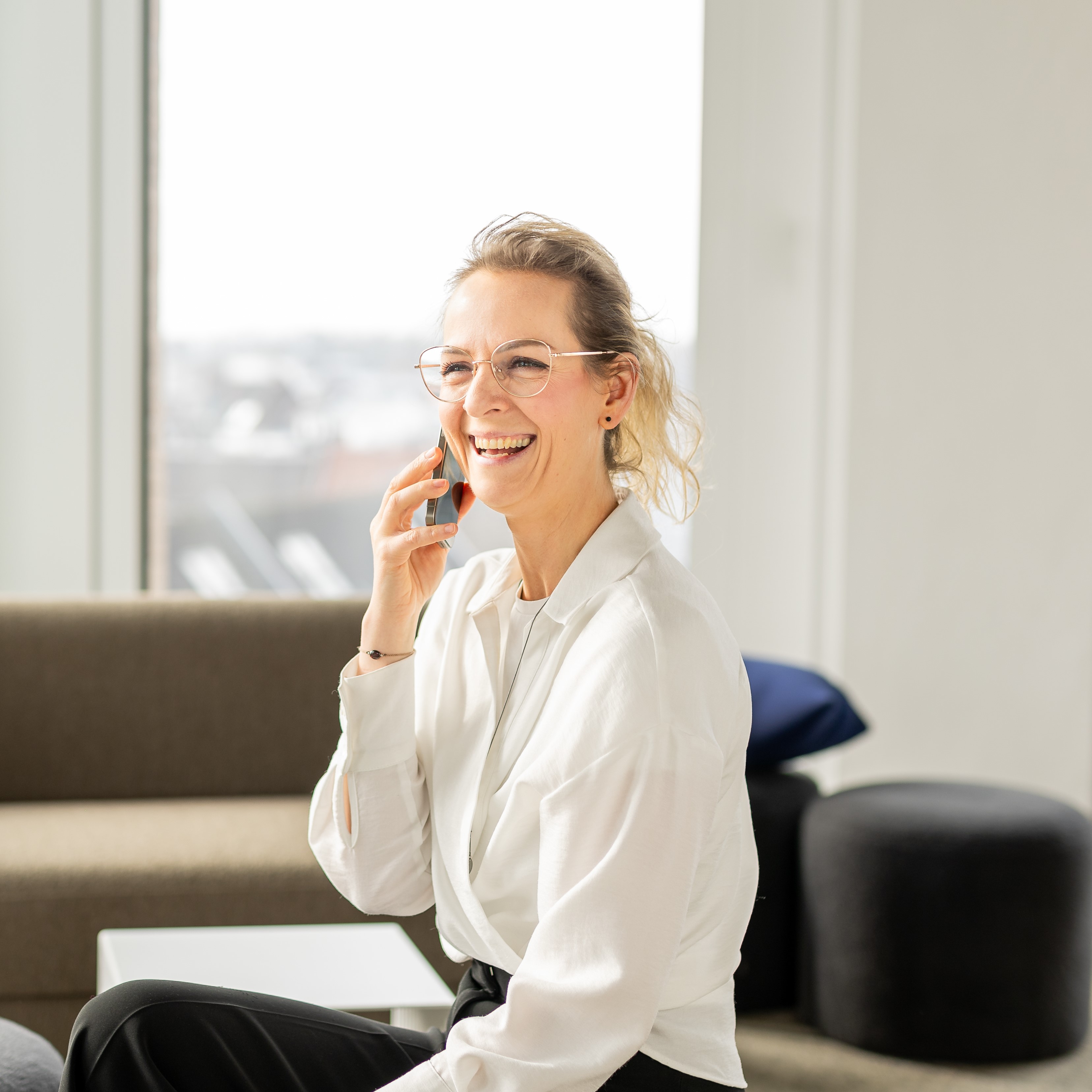 Lachende Frau am Telefon