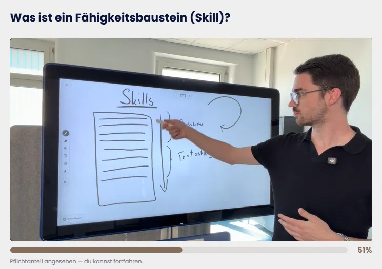 Screenshot der Lernplattform: Videolektion „Was ist ein Fähigkeitsbaustein“ mit Fortschrittsbalken