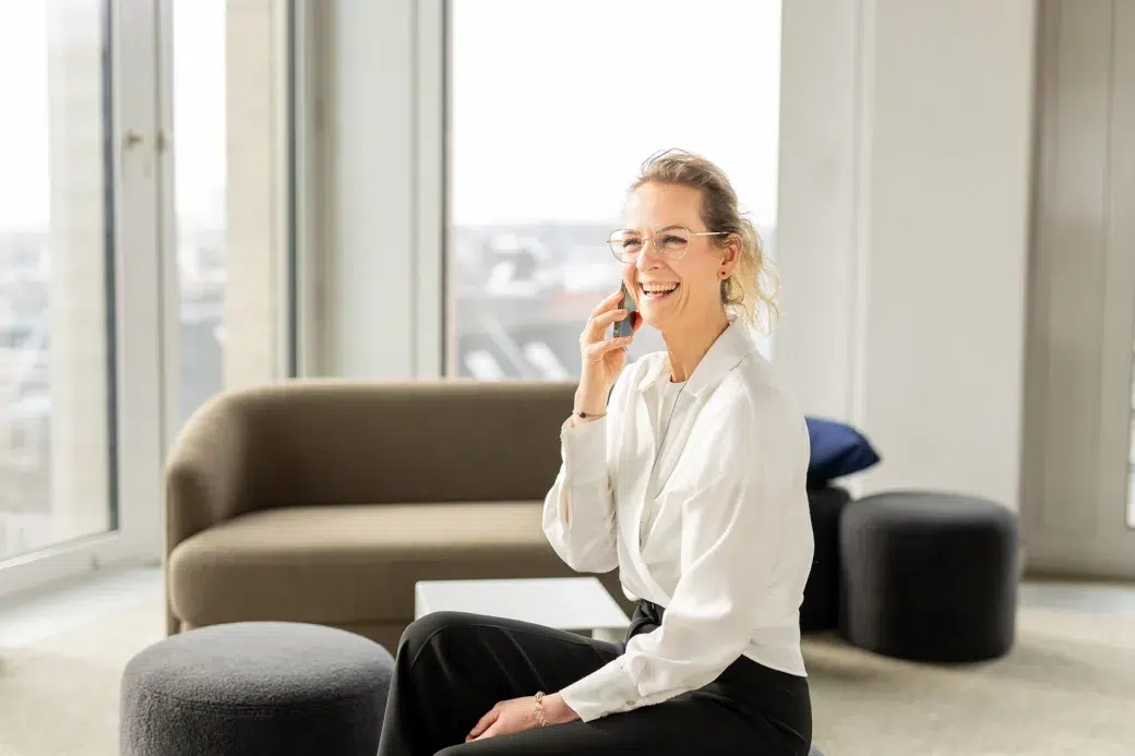 Lachende Frau am Telefon